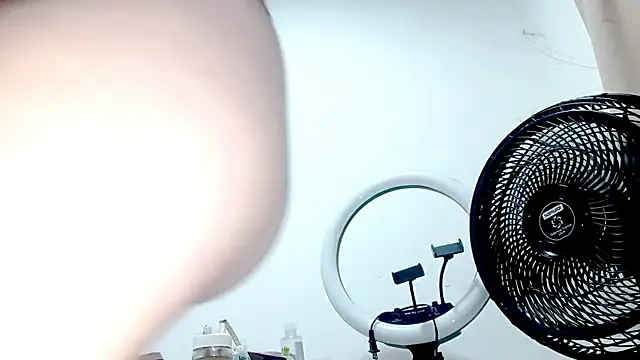 PetiteIvoryQueen19 online show from November 3, 1:22 am