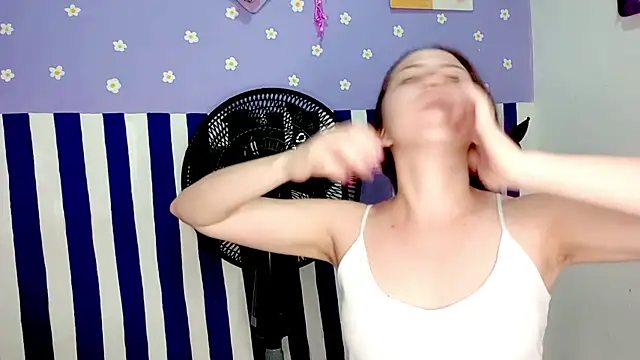 PetiteIvoryQueen19 online show from June 4, 4:39 am