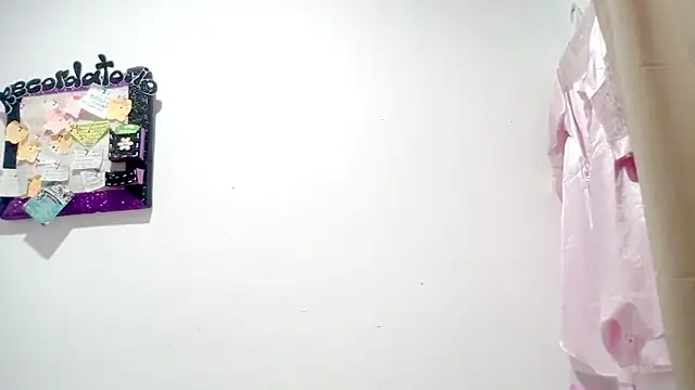 Snapshot of PetiteIvoryQueen19 chatting on July 12, 6:14 am PetiteIvoryQueen19 online show from July 12, 6:14 am