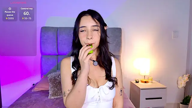 Snapshot of melanie_hills chatting on June 19, 12:11 pm melanie hills online show from June 19, 12:11 pm