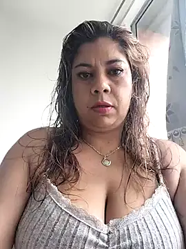 Snapshot of Laura-Hernandez chatting on July 8, 5:02 pm Laura-Hernandez online show from July 8, 5:02 pm
