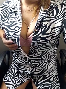Laura-Hernandez online show from February 9, 3:21 pm
