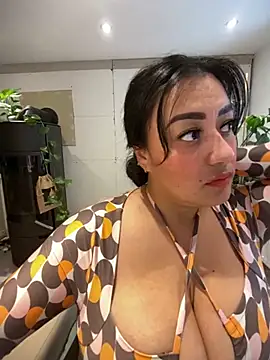 Snapshot of Alma- chatting on October 25, 10:03 am Alma- online show from October 25, 10:03 am