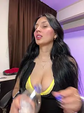 Snapshot of Valentina_cartier chatting on November 5, 11:52 pm Valentina cartier online show from November 5, 11:52 pm