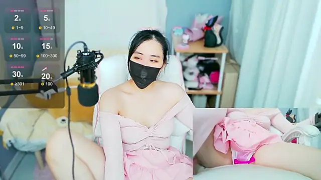 lovely green online show from December 2, 4:37 pm