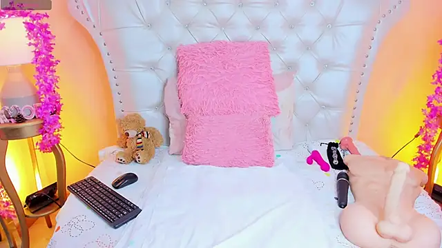 Snapshot of AliceLamore chatting on October 11, 12:06 pm AliceLamore online show from October 11, 12:06 pm
