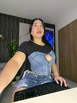 Snapshot of Abril10_ chatting on June 4, 4:00 pm Abril10 online show from June 4, 4:00 pm