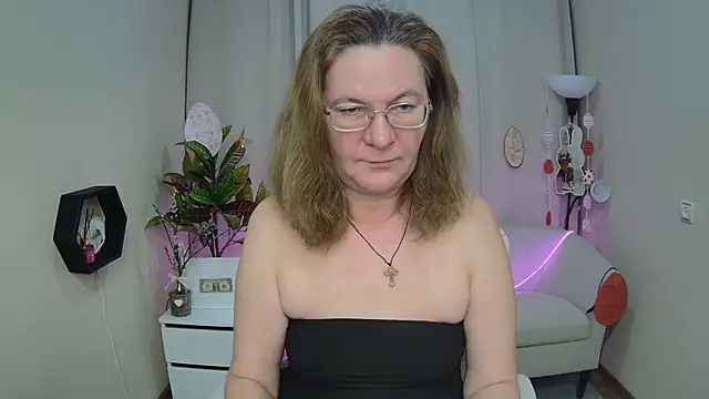 HolyMilfa online show from April 7, 6:59 am