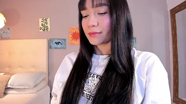 Snapshot of Maia_W10 chatting on May 13, 12:23 pm Maia W10 online show from May 13, 12:23 pm