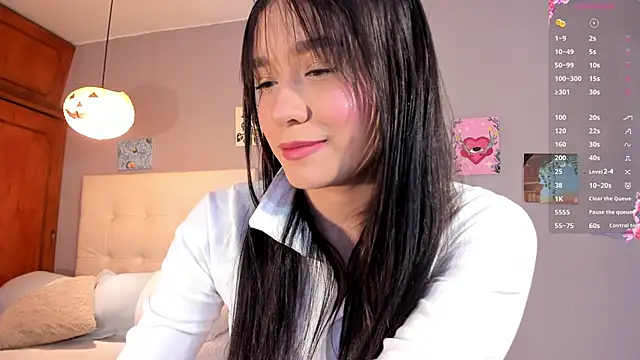 Snapshot of Maia_W10 chatting on May 11, 12:17 pm Maia W10 online show from May 11, 12:17 pm
