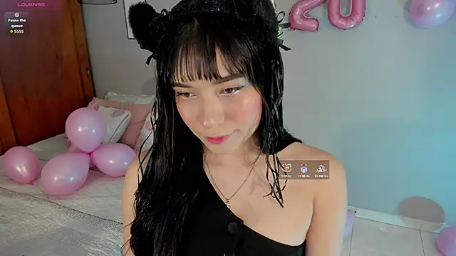 Snapshot of Maia_W10 chatting on October 16, 12:35 pm Maia W10 online show from October 16, 12:35 pm