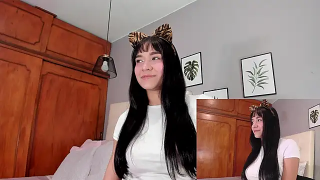 Snapshot of Maia_W10 chatting on October 21, 12:37 pm Maia W10 online show from October 21, 12:37 pm