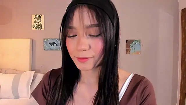 Snapshot of Maia_W10 chatting on April 27, 12:25 pm Maia W10 online show from April 27, 12:25 pm