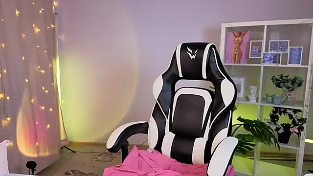 Snapshot of MelissaLovvv chatting on February 27, 4:45 am MelissaLovvv online show from February 27, 4:45 am