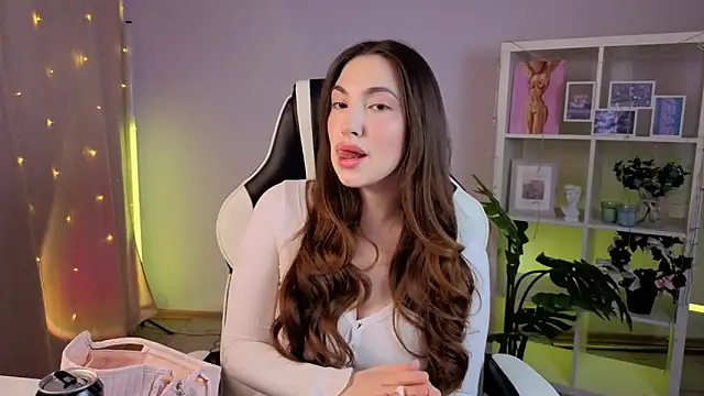 Snapshot of MelissaLovvv chatting on February 26, 2:33 am MelissaLovvv online show from February 26, 2:33 am