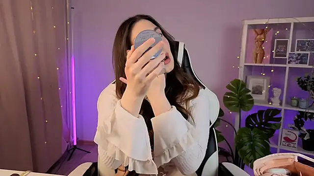 Snapshot of MelissaLovvv chatting on February 15, 6:36 am MelissaLovvv online show from February 15, 6:36 am