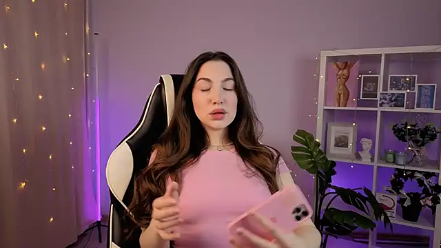 Snapshot of MelissaLovvv chatting on February 21, 4:14 am MelissaLovvv online show from February 21, 4:14 am