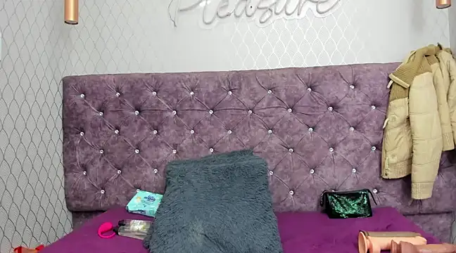 VALENTINA3x online show from March 18, 3:12 am