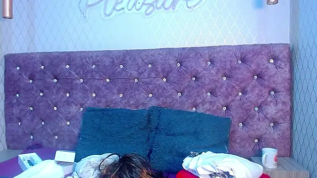 Snapshot of VALENTINA3x chatting on November 16, 3:44 am VALENTINA3x online show from November 16, 3:44 am