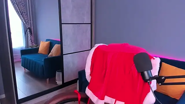 OddlyFamiliar online show from December 22, 10:06 am