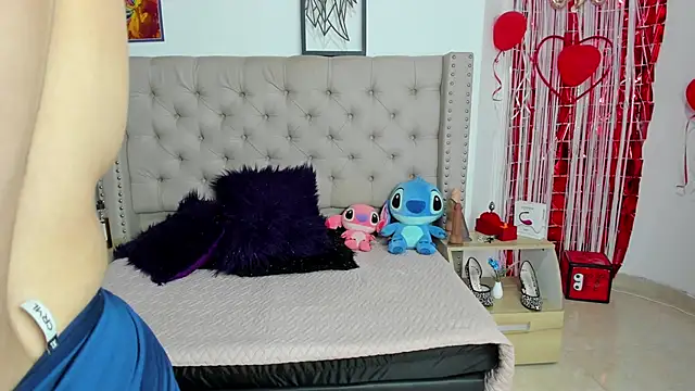 Snapshot of AngeleRoux chatting on March 13, 9:48 pm AngeleRoux online show from March 13, 9:48 pm