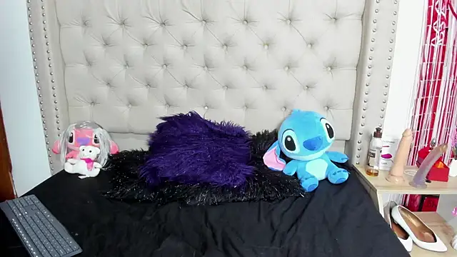 Snapshot of AngeleRoux chatting on February 20, 5:01 am AngeleRoux online show from February 20, 5:01 am