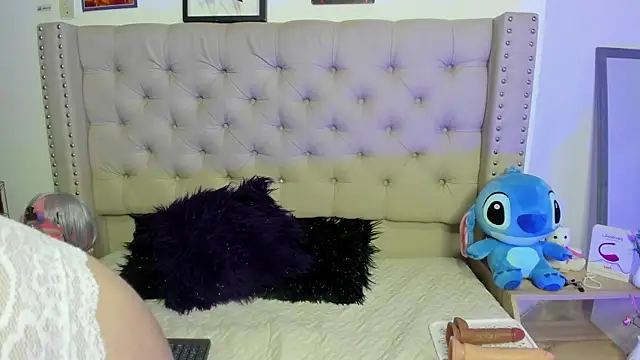Snapshot of AngeleRoux chatting on February 8, 4:57 am AngeleRoux online show from February 8, 4:57 am