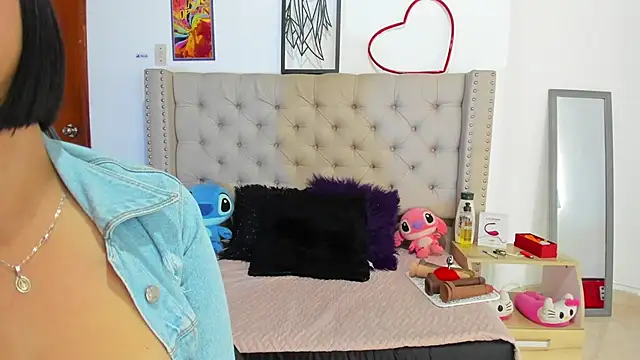 Snapshot of AngeleRoux chatting on September 18, 3:37 pm AngeleRoux online show from September 18, 3:37 pm