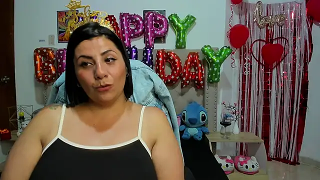 Snapshot of AngeleRoux chatting on February 21, 12:05 am AngeleRoux online show from February 21, 12:05 am