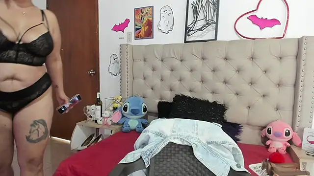 Snapshot of AngeleRoux chatting on October 17, 2:08 pm AngeleRoux online show from October 17, 2:08 pm