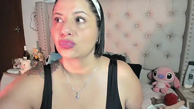Snapshot of AngeleRoux chatting on October 13, 6:37 am AngeleRoux online show from October 13, 6:37 am