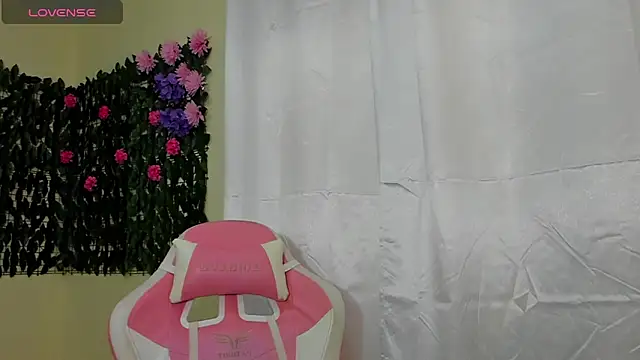 sweetieandjuicyy online show from October 14, 3:56 pm