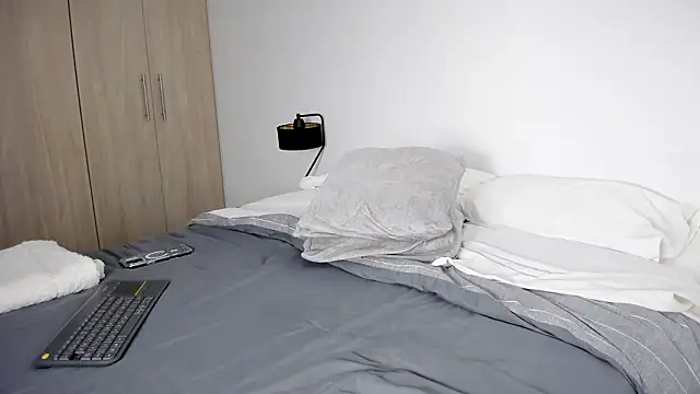 Snapshot of Bella_rossinii_ chatting on February 27, 2:01 am Bella rossinii online show from February 27, 2:01 am