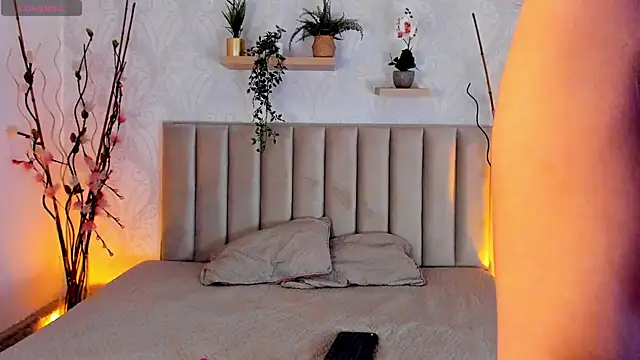 Snapshot of franchescamm chatting on February 16, 1:03 am franchescamm online show from February 16, 1:03 am