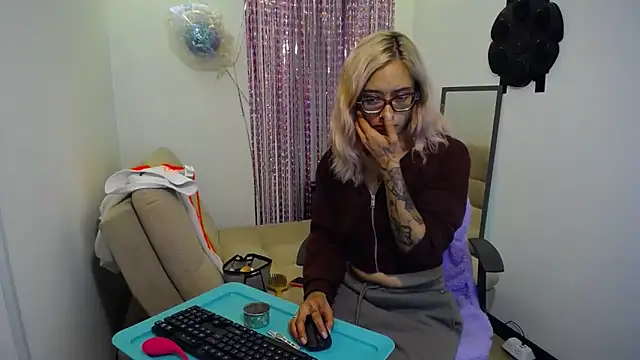 Snapshot of 911Calling chatting on March 1, 1:22 am 911Calling online show from March 1, 1:22 am