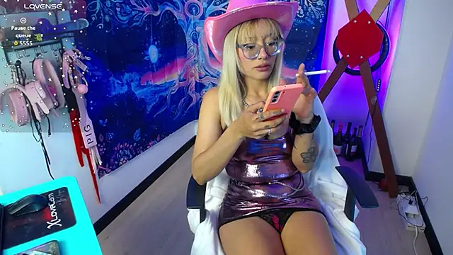 Snapshot of 911Calling chatting on November 12, 8:45 pm 911Calling online show from November 12, 8:45 pm