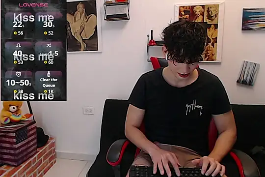 Snapshot of Angelo-cianuro- chatting on October 12, 10:55 pm Angelo-cianuro- online show from October 12, 10:55 pm
