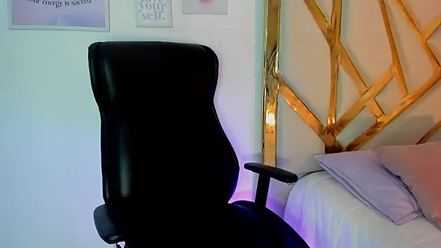 LanaJones  online show from December 4, 12:15 pm