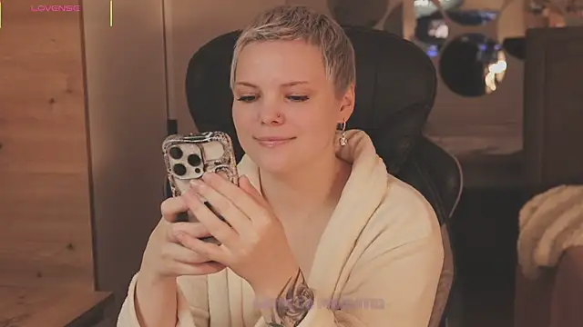 LikaBerry1 online show from December 5, 1:10 pm