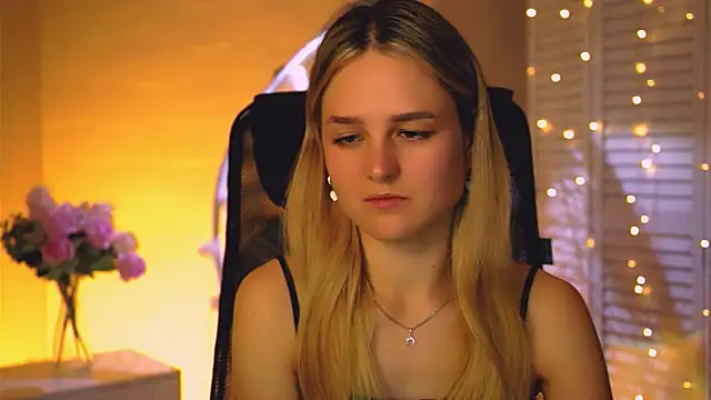 Snapshot of DeboraLarson chatting on October 13, 3:30 am DeboraLarson online show from October 13, 3:30 am