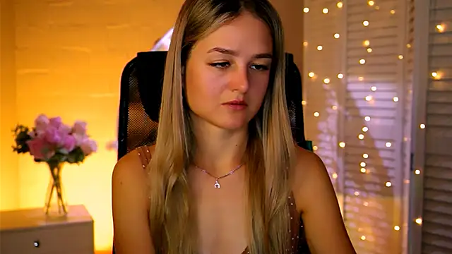 Snapshot of DeboraLarson chatting on November 13, 3:43 am DeboraLarson online show from November 13, 3:43 am