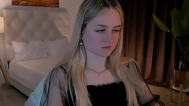 Snapshot of DeboraLarson chatting on October 15, 3:38 am DeboraLarson online show from October 15, 3:38 am