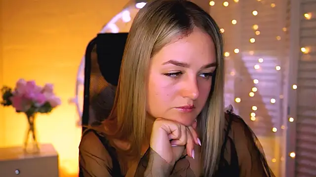 Snapshot of DeboraLarson chatting on November 12, 3:43 am DeboraLarson online show from November 12, 3:43 am