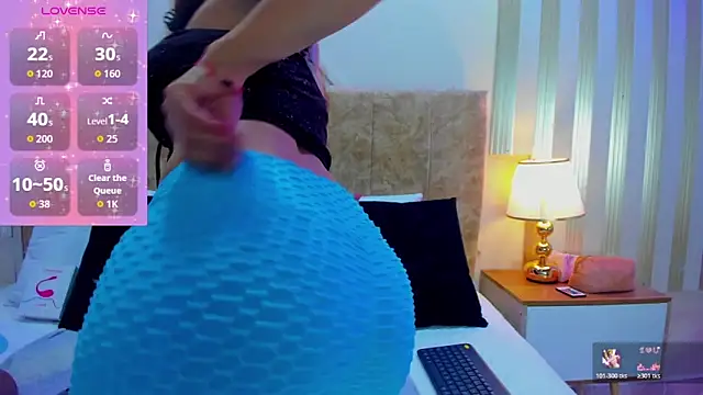 ashley  foxx  online show from October 27, 1:56 pm