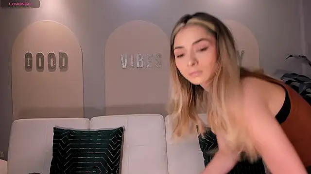 StacyWoods online show from April 14, 11:04 am