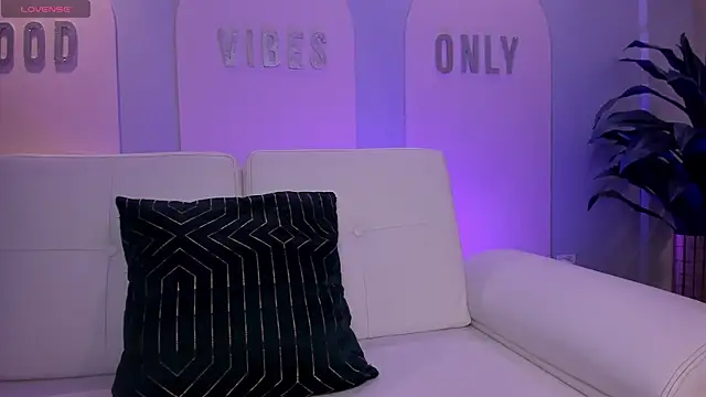 StacyWoods online show from April 9, 12:11 pm