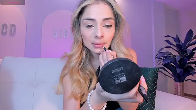 StacyWoods online show from April 23, 11:49 am
