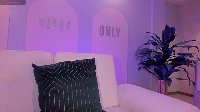 StacyWoods online show from April 11, 11:36 am