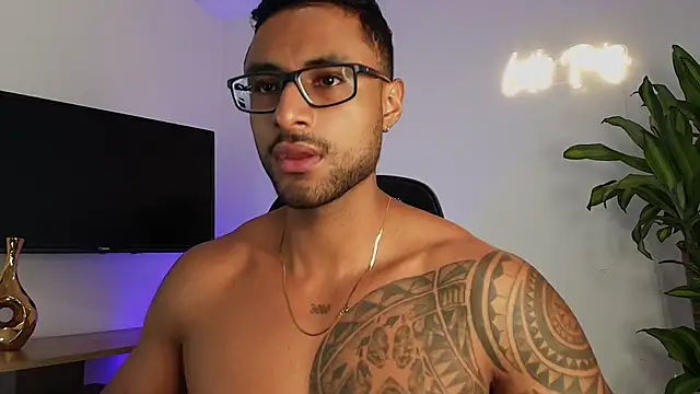 Snapshot of LiamGarcia1 chatting on December 22, 2:17 pm LiamGarcia1 online show from December 22, 2:17 pm