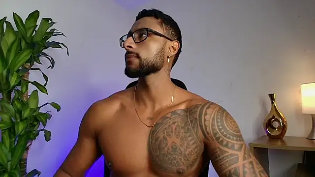 Snapshot of LiamGarcia1 chatting on February 2, 3:44 pm LiamGarcia1 online show from February 2, 3:44 pm